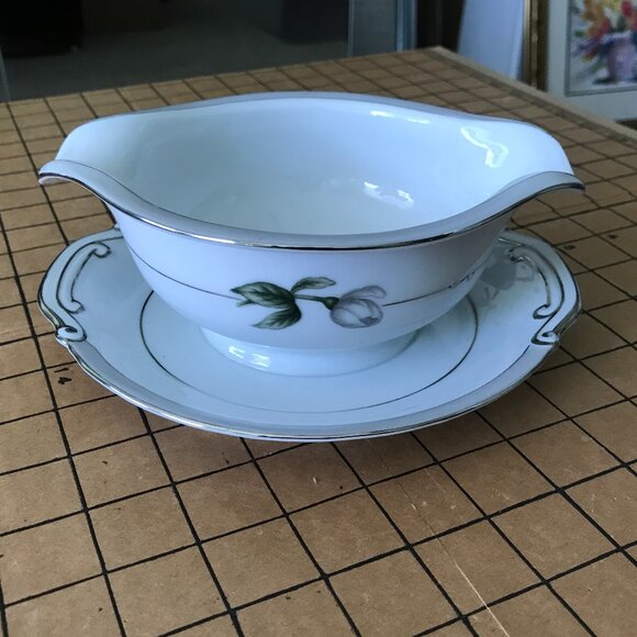 Vintage Gravy Bowl with underplate Wentworth China's Yolanda pattern - Picture 1 of 5